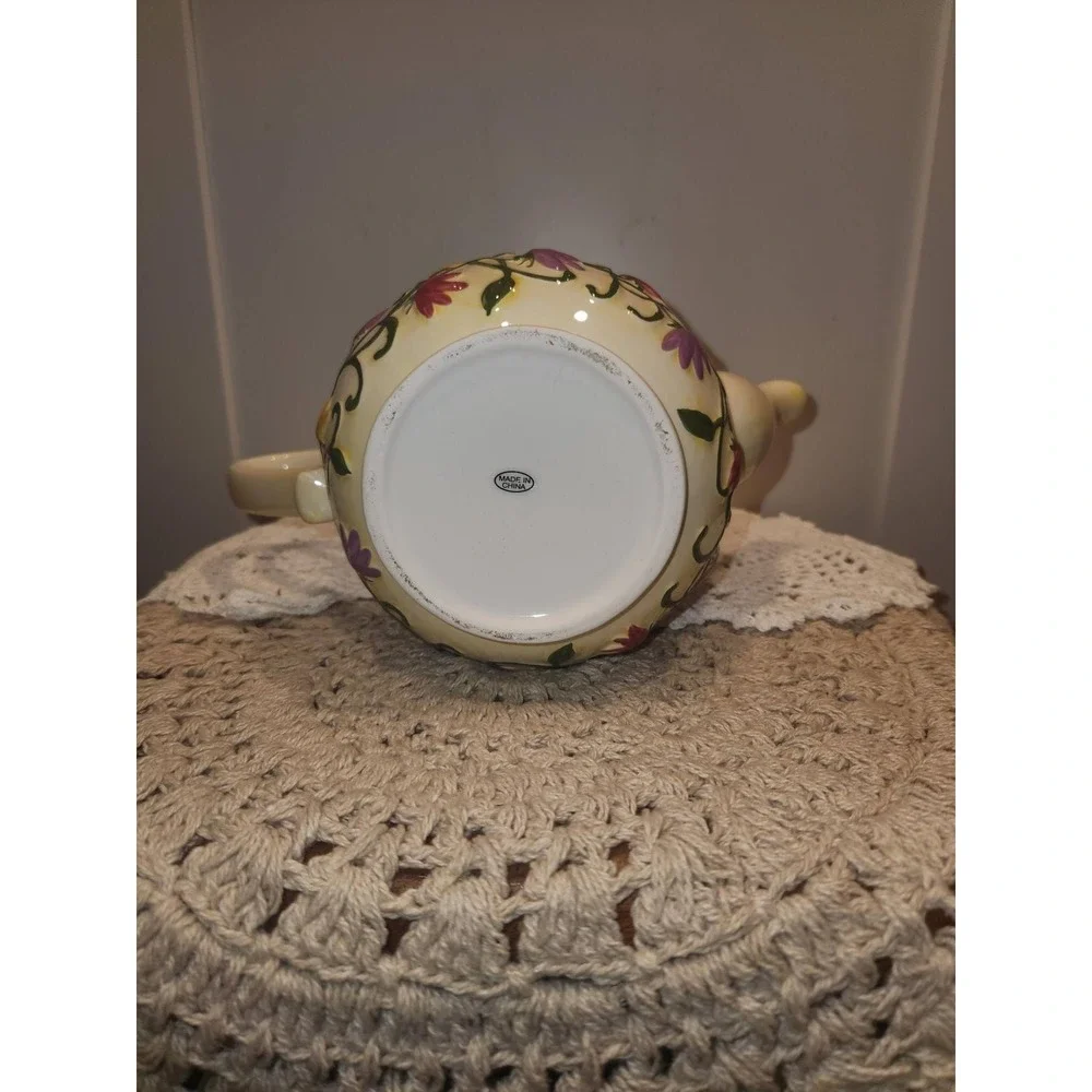 N/A ceramic teapot